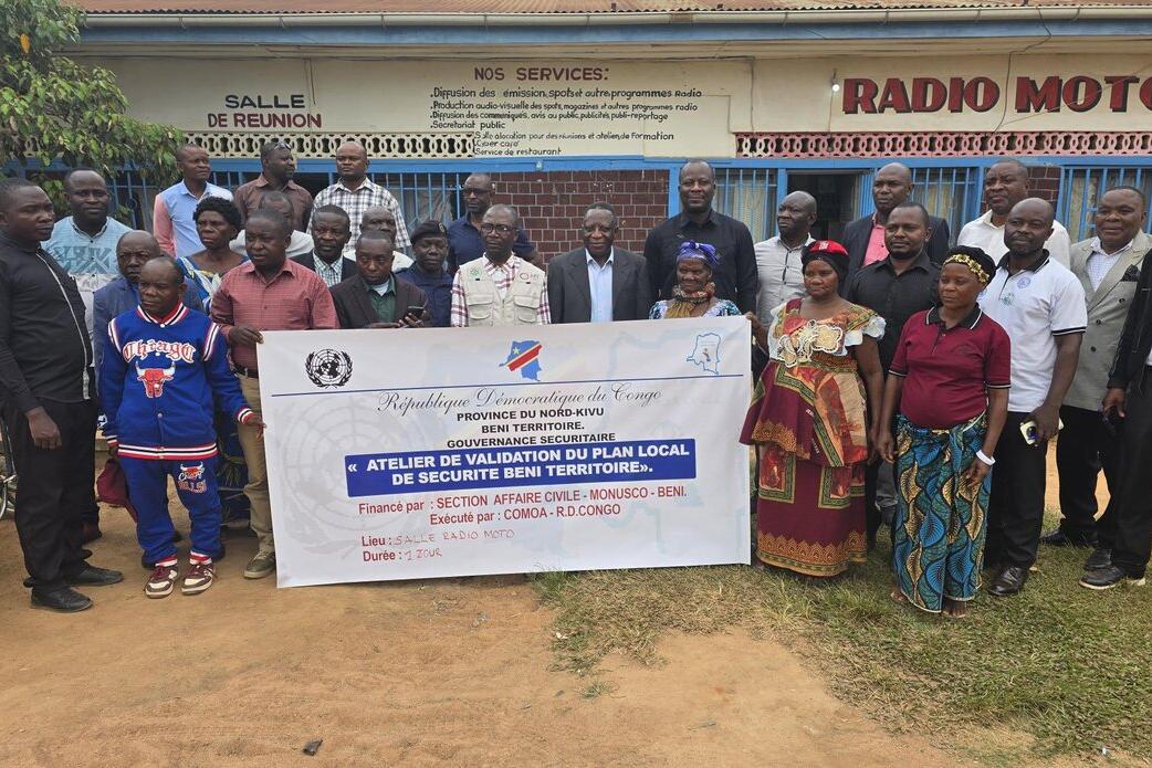 Un groupe pose pour une photo commémoratif.