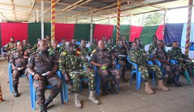 Un groupe assiste à une présentation.