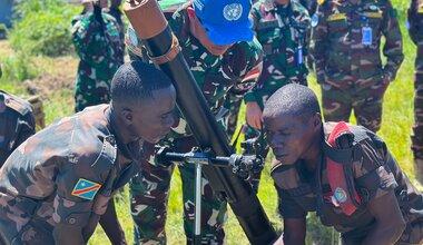 Deux hommes utilisent du matériel technique.