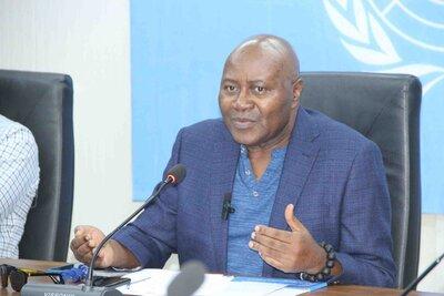 Un orateur parle dans un microphone.